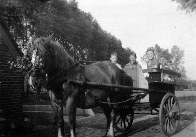 845843 Afbeelding van Cor Luiten (rechts) in een boerenkar, tijdens een logeerpartij op een boerderij in de omgeving ...